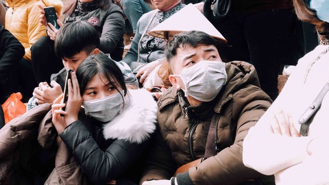 Dân vẫn kéo về khai hội chùa Hương bất chấp virus corona - Ảnh 2. Dân vẫn kéo về khai hội chùa Hương bất chấp virus corona - Ảnh 2.