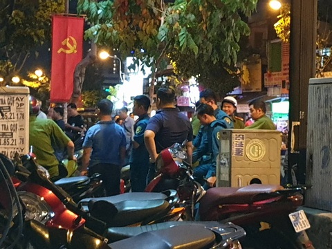 Vây bắt đối tượng nghi ôm lựu đạn cố thủ gần ngân hàng ở quận 10 - Ảnh 3. Vây bắt đối tượng nghi ôm lựu đạn cố thủ gần ngân hàng ở quận 10 - Ảnh 3.