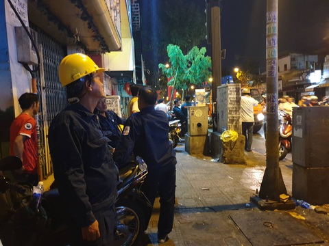 Vây bắt đối tượng nghi ôm lựu đạn cố thủ gần ngân hàng ở quận 10 - Ảnh 2. Vây bắt đối tượng nghi ôm lựu đạn cố thủ gần ngân hàng ở quận 10 - Ảnh 2.