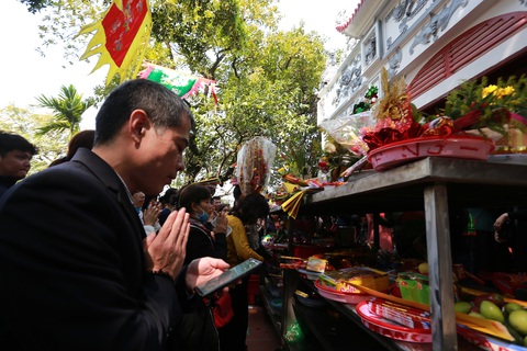 Giữa trưa, dân công sở ùn ùn đi lễ phủ Tây Hồ trong ngày làm đầu tiên sau tết - Ảnh 4. Giữa trưa, dân công sở ùn ùn đi lễ phủ Tây Hồ trong ngày làm đầu tiên sau tết - Ảnh 4.