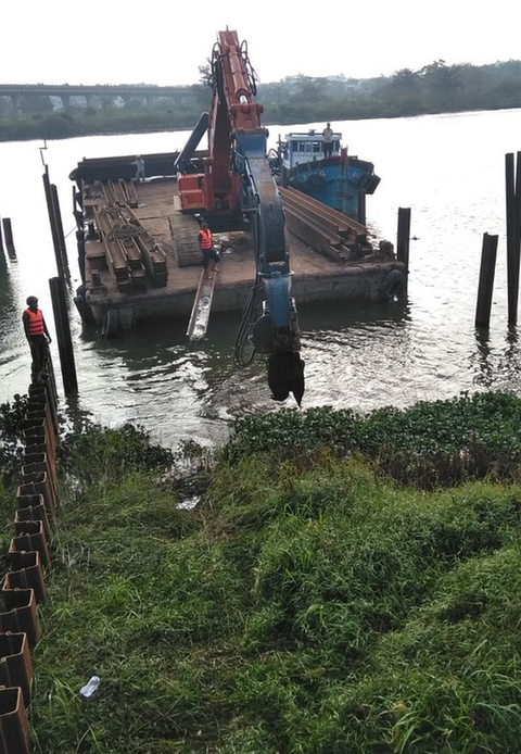 Đập tạm ‘cứu’ Đà Nẵng khỏi nguy cơ thiếu nước dịp tết - Ảnh 2. Đập tạm ‘cứu’ Đà Nẵng khỏi nguy cơ thiếu nước dịp tết - Ảnh 2.