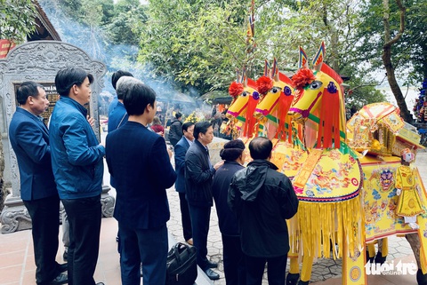 Đi lễ đền ông Hoàng Mười, đền chợ Củi đầu năm: Dân đốt tiền triệu vàng mã - Ảnh 6. Đi lễ đền ông Hoàng Mười, đền chợ Củi đầu năm: Dân đốt tiền triệu vàng mã - Ảnh 6.