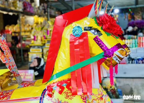 Đi lễ đền ông Hoàng Mười, đền chợ Củi đầu năm: Dân đốt tiền triệu vàng mã - Ảnh 4. Đi lễ đền ông Hoàng Mười, đền chợ Củi đầu năm: Dân đốt tiền triệu vàng mã - Ảnh 4.