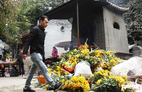 Đi lễ đền ông Hoàng Mười, đền chợ Củi đầu năm: Dân đốt tiền triệu vàng mã - Ảnh 10. Đi lễ đền ông Hoàng Mười, đền chợ Củi đầu năm: Dân đốt tiền triệu vàng mã - Ảnh 10.
