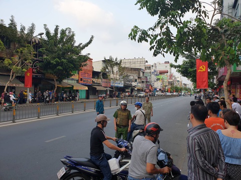 Vây bắt đối tượng nghi ôm lựu đạn cố thủ gần ngân hàng ở quận 10 - Ảnh 7. Vây bắt đối tượng nghi ôm lựu đạn cố thủ gần ngân hàng ở quận 10 - Ảnh 7.