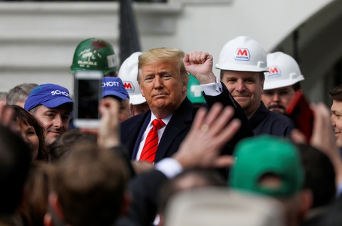 Ông Trump ký hiệp định thương mại khủng, hứa tương lai huy hoàng cho dân Mỹ - Ảnh 1. Ông Trump ký hiệp định thương mại khủng, hứa tương lai huy hoàng cho dân Mỹ - Ảnh 1.