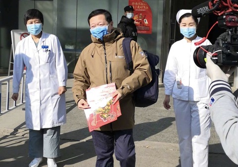 Bác sĩ nhiễm virus corona gây chấn động Trung Quốc đã xuất viện - Ảnh 1. Bác sĩ nhiễm virus corona gây chấn động Trung Quốc đã xuất viện - Ảnh 1.