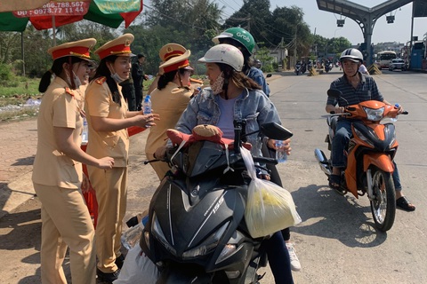 Người đi đường bị CSGT Đồng Nai tuýt còi để... tiếp nước, khăn lạnh - Ảnh 1. Người đi đường bị CSGT Đồng Nai tuýt còi để... tiếp nước, khăn lạnh - Ảnh 1.