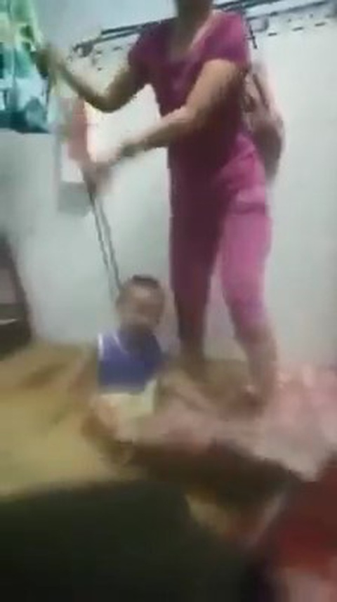 Xác minh video bé trai bị mẹ bạo hành, buộc dây vào cổ - Ảnh 1. Xác minh video bé trai bị mẹ bạo hành, buộc dây vào cổ - Ảnh 1.