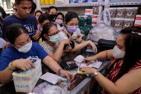 Đeo khẩu trang: Singapore bảo không cần khi khỏe, nước khác lại khuyến khích - Ảnh 2. Đeo khẩu trang: Singapore bảo không cần khi khỏe, nước khác lại khuyến khích - Ảnh 2.