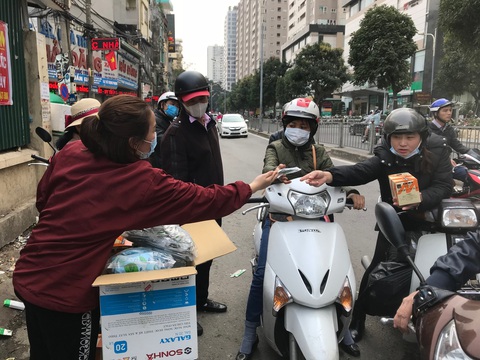 Khẩu trang y tế, nước rửa tay loạn giá, cháy hàng vì virus corona - Ảnh 6. Khẩu trang y tế, nước rửa tay loạn giá, cháy hàng vì virus corona - Ảnh 6.