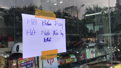 Khẩu trang y tế, nước rửa tay loạn giá, cháy hàng vì virus corona - Ảnh 4. Khẩu trang y tế, nước rửa tay loạn giá, cháy hàng vì virus corona - Ảnh 4.