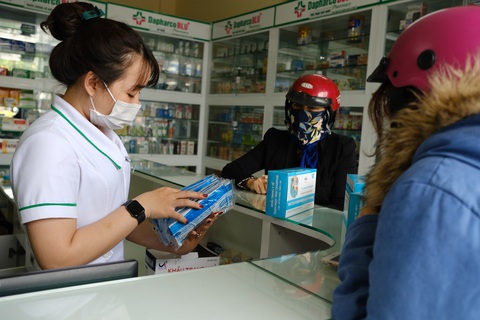 Đà Nẵng yêu cầu quầy thuốc trình báo khi người mua sốt, ho, khó thở - Ảnh 1. Đà Nẵng yêu cầu quầy thuốc trình báo khi người mua sốt, ho, khó thở - Ảnh 1.
