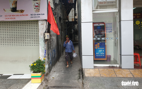 Phát hiện nhiều súng, hung khí tại nhà đối tượng nghi ôm lựu đạn cố thủ - Ảnh 1.