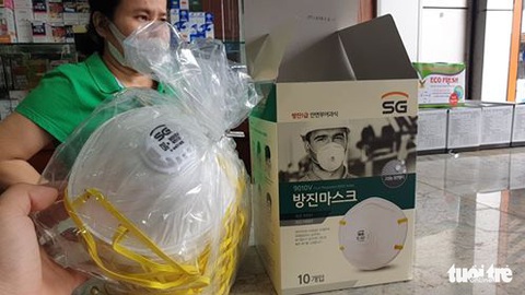 Khẩu trang y tế, nước rửa tay loạn giá, cháy hàng vì virus corona - Ảnh 3. Khẩu trang y tế, nước rửa tay loạn giá, cháy hàng vì virus corona - Ảnh 3.