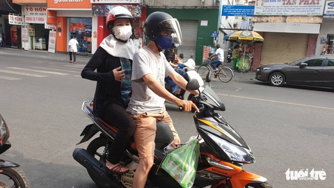 Khẩu trang y tế, nước rửa tay loạn giá, cháy hàng vì virus corona - Ảnh 2. Khẩu trang y tế, nước rửa tay loạn giá, cháy hàng vì virus corona - Ảnh 2.