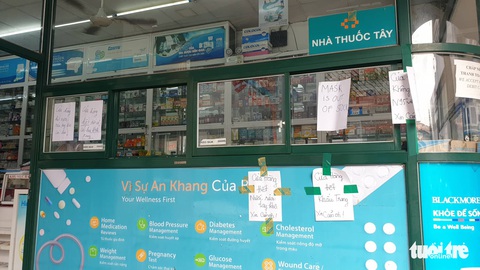Khẩu trang y tế, nước rửa tay loạn giá, cháy hàng vì virus corona - Ảnh 1. Khẩu trang y tế, nước rửa tay loạn giá, cháy hàng vì virus corona - Ảnh 1.