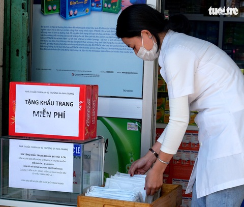 Khẩu trang ở đây không bán mà phát miễn phí cho người cần - Ảnh 1. Khẩu trang ở đây không bán mà phát miễn phí cho người cần - Ảnh 1.