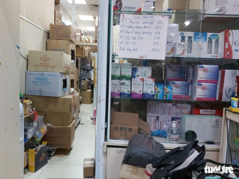 Các bác cứ xếp hàng, em bán khẩu trang, nước rửa tay đúng giá niêm yết - Ảnh 3. Các bác cứ xếp hàng, em bán khẩu trang, nước rửa tay đúng giá niêm yết - Ảnh 3.