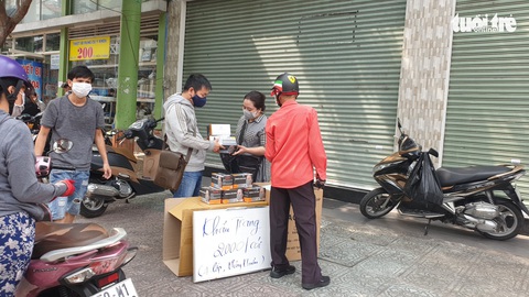 Khẩu trang tràn ra vỉa hè, giá cả loạn xị - Ảnh 4. Khẩu trang tràn ra vỉa hè, giá cả loạn xị - Ảnh 4.