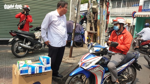 Khẩu trang tràn ra vỉa hè, giá cả loạn xị - Ảnh 3. Khẩu trang tràn ra vỉa hè, giá cả loạn xị - Ảnh 3.