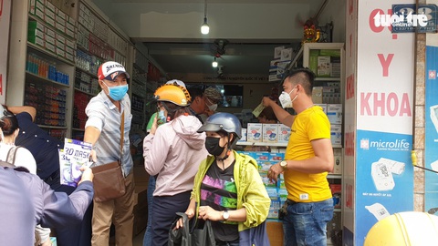 Khẩu trang tràn ra vỉa hè, giá cả loạn xị - Ảnh 6. Khẩu trang tràn ra vỉa hè, giá cả loạn xị - Ảnh 6.