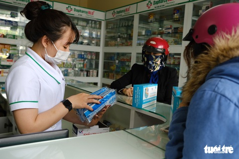 Khẩu trang y tế, nước rửa tay loạn giá, cháy hàng vì virus corona - Ảnh 10. Khẩu trang y tế, nước rửa tay loạn giá, cháy hàng vì virus corona - Ảnh 10.
