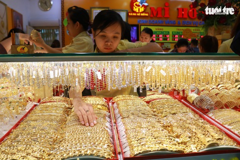 Sát ngày Thần Tài, giá vàng nhẫn lên gần 45 triệu đồng/lượng - Ảnh 1. Sát ngày Thần Tài, giá vàng nhẫn lên gần 45 triệu đồng/lượng - Ảnh 1.