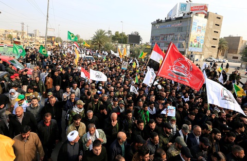 Hàng ngàn người Iraq dự lễ tang tướng Iran, hô vang Cái chết cho nước Mỹ - Ảnh 2. Hàng ngàn người Iraq dự lễ tang tướng Iran, hô vang Cái chết cho nước Mỹ - Ảnh 2.