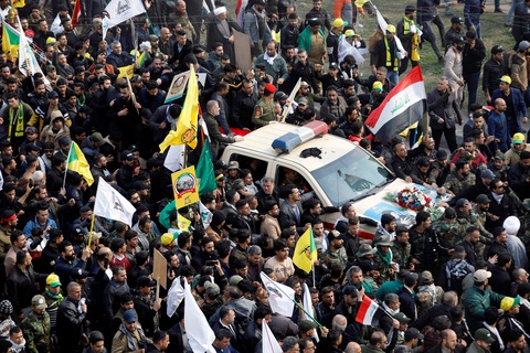 Hàng ngàn người Iraq dự lễ tang tướng Iran, hô vang Cái chết cho nước Mỹ - Ảnh 1. Hàng ngàn người Iraq dự lễ tang tướng Iran, hô vang Cái chết cho nước Mỹ - Ảnh 1.