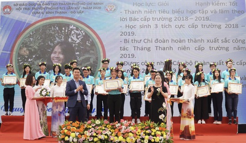 TP.HCM tuyên dương 420 học sinh tiêu biểu - Ảnh 1. TP.HCM tuyên dương 420 học sinh tiêu biểu - Ảnh 1.