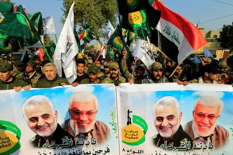 Hàng ngàn người Iraq dự lễ tang tướng Iran, hô vang Cái chết cho nước Mỹ - Ảnh 4. Hàng ngàn người Iraq dự lễ tang tướng Iran, hô vang Cái chết cho nước Mỹ - Ảnh 4.