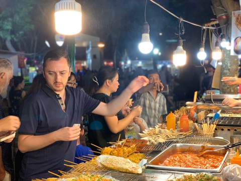 Lần đầu ăn Tết Việt: Tôi thực sự ngạc nhiên - Ảnh 8. Lần đầu ăn Tết Việt: Tôi thực sự ngạc nhiên - Ảnh 8.