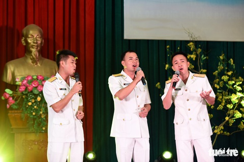 Mùa xuân biển đảo lần 9: Bên vịnh Phan Thiết, bâng khuâng nhớ Trường Sa - Ảnh 12. Mùa xuân biển đảo lần 9: Bên vịnh Phan Thiết, bâng khuâng nhớ Trường Sa - Ảnh 12.