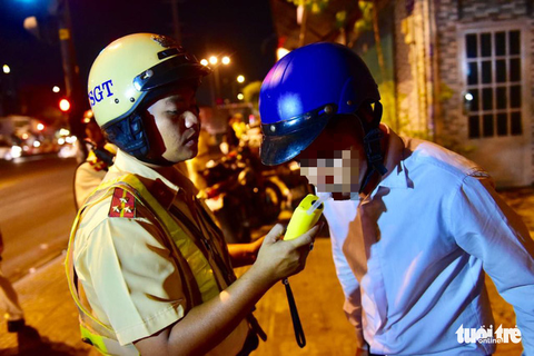 Người ‘uống rượu bia vẫn lái xe’: Không có xe đi làm, 3 đứa con và vợ ai nuôi - Ảnh 2. Người ‘uống rượu bia vẫn lái xe’: Không có xe đi làm, 3 đứa con và vợ ai nuôi - Ảnh 2.