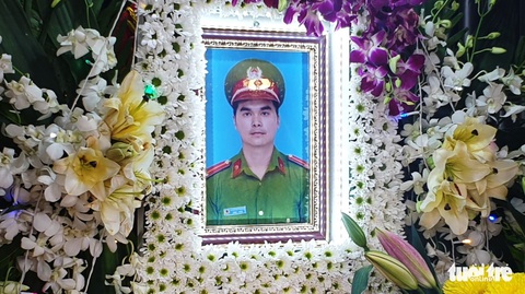 Trung úy cảnh sát hi sinh trong khi làm nhiệm vụ: chưa kịp vui làm cha... - Ảnh 2. Trung úy cảnh sát hi sinh trong khi làm nhiệm vụ: chưa kịp vui làm cha... - Ảnh 2.