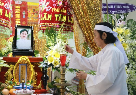 Các nghệ sĩ nghẹn ngào chia tay tài tử Nguyễn Chánh Tín - Ảnh 4. Các nghệ sĩ nghẹn ngào chia tay tài tử Nguyễn Chánh Tín - Ảnh 4.