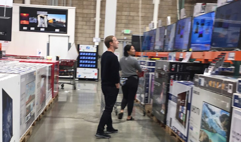 Tỉ phú Mark Zuckerberg cùng vợ đi mua tivi giảm giá - Ảnh 1. Tỉ phú Mark Zuckerberg cùng vợ đi mua tivi giảm giá - Ảnh 1.