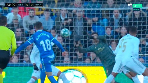 Người nhện Courtois xuất thần giúp Real Madrid đoạt ngôi đầu - Ảnh 2. Người nhện Courtois xuất thần giúp Real Madrid đoạt ngôi đầu - Ảnh 2.