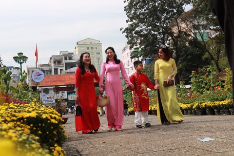 Người Việt nhìn chung thích mặc màu vàng hoặc đỏ trong 3 ngày Tết - Ảnh 8. Người Việt nhìn chung thích mặc màu vàng hoặc đỏ trong 3 ngày Tết - Ảnh 8.