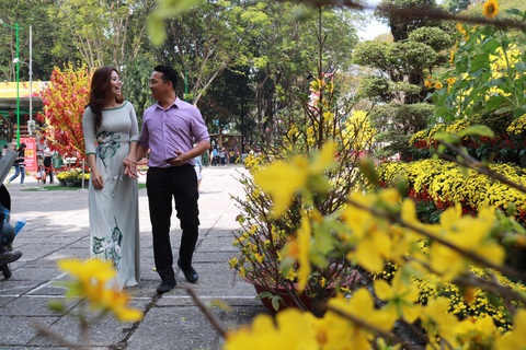 Người Việt nhìn chung thích mặc màu vàng hoặc đỏ trong 3 ngày Tết - Ảnh 7. Người Việt nhìn chung thích mặc màu vàng hoặc đỏ trong 3 ngày Tết - Ảnh 7.