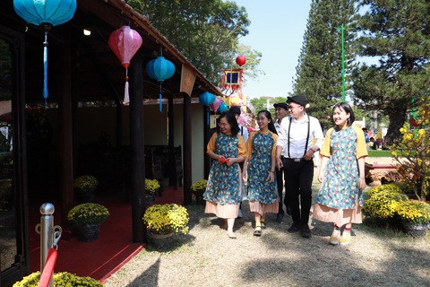 Người Việt nhìn chung thích mặc màu vàng hoặc đỏ trong 3 ngày Tết - Ảnh 3. Người Việt nhìn chung thích mặc màu vàng hoặc đỏ trong 3 ngày Tết - Ảnh 3.