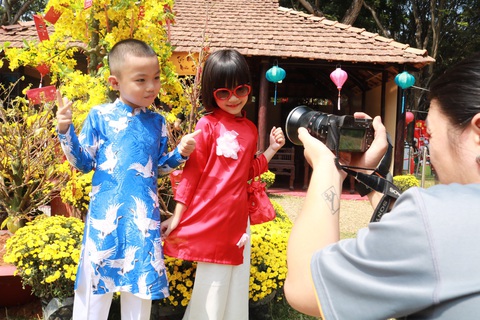 Người Việt nhìn chung thích mặc màu vàng hoặc đỏ trong 3 ngày Tết - Ảnh 4. Người Việt nhìn chung thích mặc màu vàng hoặc đỏ trong 3 ngày Tết - Ảnh 4.