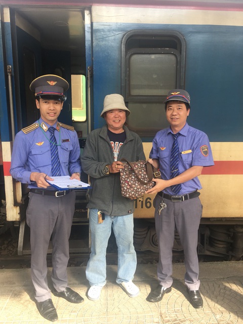 Tổ tàu SE22 trả lại gần 60 triệu cho hành khách bỏ quên - Ảnh 1. Tổ tàu SE22 trả lại gần 60 triệu cho hành khách bỏ quên - Ảnh 1.