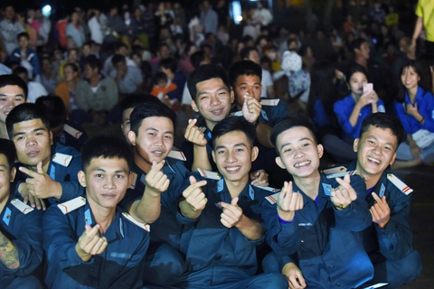 Mùa xuân biển đảo 2020: Những chiến sĩ tuổi đôi mươi khoe tài hát, nhảy - Ảnh 9. Mùa xuân biển đảo 2020: Những chiến sĩ tuổi đôi mươi khoe tài hát, nhảy - Ảnh 9.