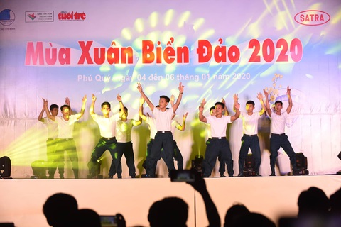 Mùa xuân biển đảo 2020: Những chiến sĩ tuổi đôi mươi khoe tài hát, nhảy - Ảnh 3. Mùa xuân biển đảo 2020: Những chiến sĩ tuổi đôi mươi khoe tài hát, nhảy - Ảnh 3.