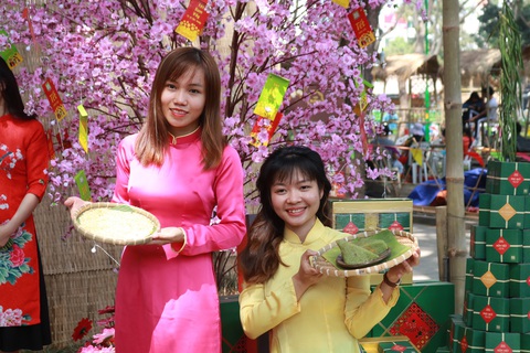 Người Việt nhìn chung thích mặc màu vàng hoặc đỏ trong 3 ngày Tết - Ảnh 10. Người Việt nhìn chung thích mặc màu vàng hoặc đỏ trong 3 ngày Tết - Ảnh 10.