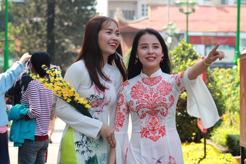 Người Việt nhìn chung thích mặc màu vàng hoặc đỏ trong 3 ngày Tết - Ảnh 11. Người Việt nhìn chung thích mặc màu vàng hoặc đỏ trong 3 ngày Tết - Ảnh 11.