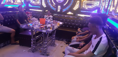 Ập vào karaoke, công an phát hiện 34 nam nữ dương tính ma túy - Ảnh 1. Ập vào karaoke, công an phát hiện 34 nam nữ dương tính ma túy - Ảnh 1.
