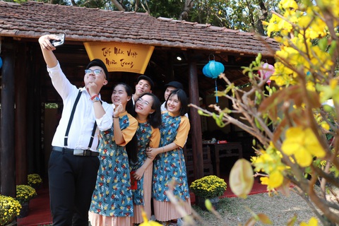 Người Việt nhìn chung thích mặc màu vàng hoặc đỏ trong 3 ngày Tết - Ảnh 9. Người Việt nhìn chung thích mặc màu vàng hoặc đỏ trong 3 ngày Tết - Ảnh 9.